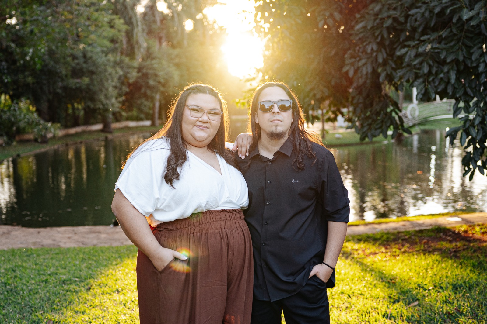 Evelyn e Felipi em frente ao lago