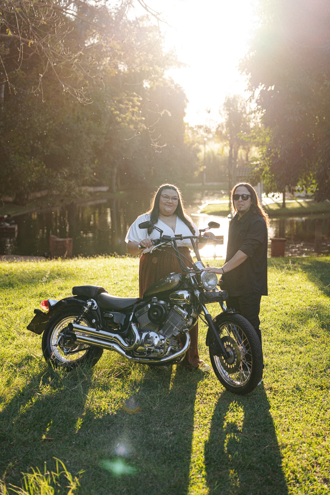 Evelyn e Felipi com motocicleta